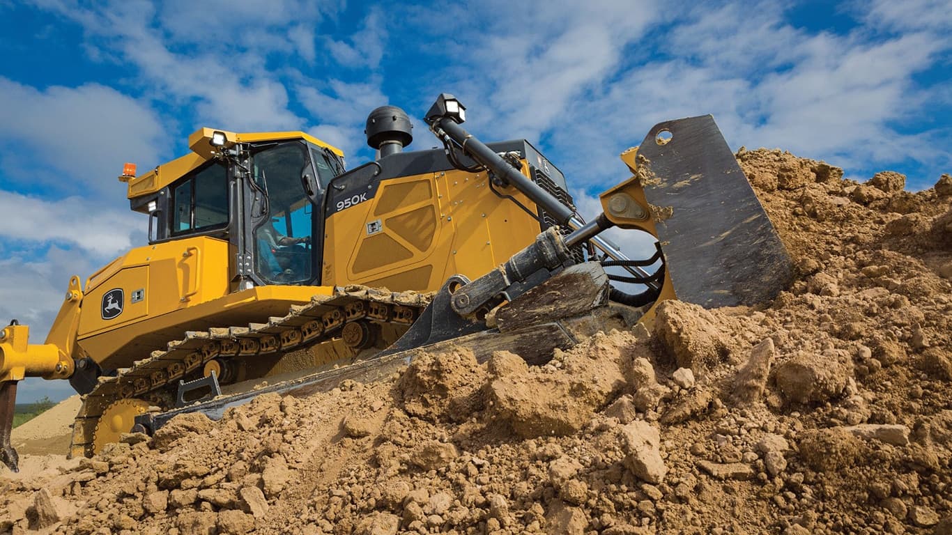 A close-up of a 950K Dozer pushing dirt on top of a stockpile. | 4re Equipment | ID: 950kxt