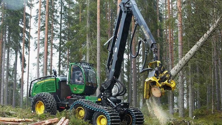 John Deere 1470G wheeled harvester with CH9 boom is felling a tree. | 4re Equipment